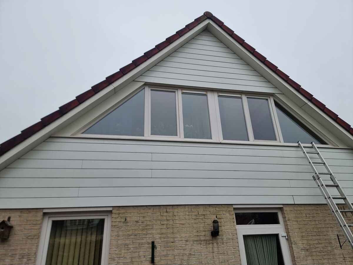 Reiniging van boeidelen op hoogte met ladder