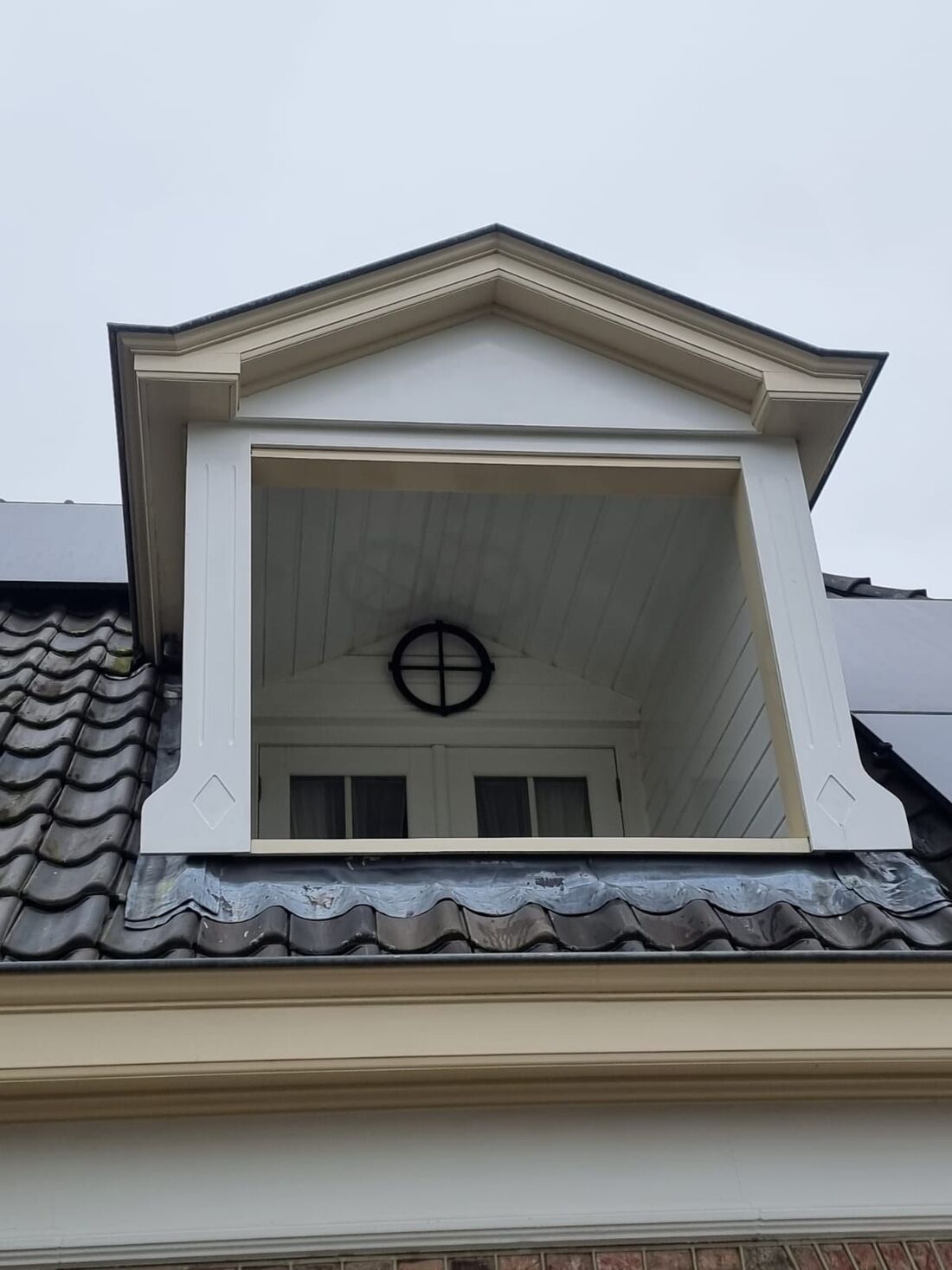Gereinigde dakkapel met boeidelen