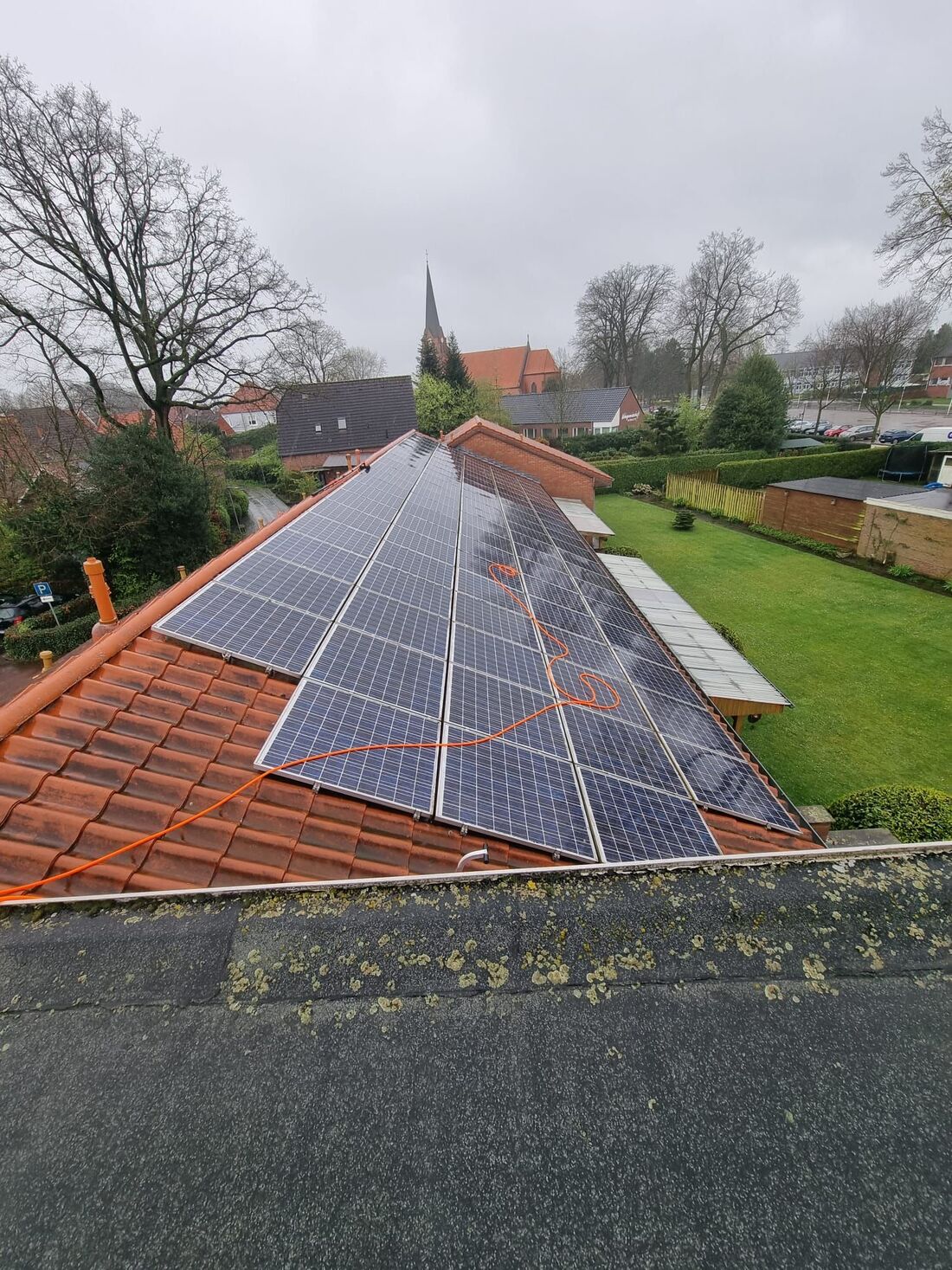 Zonnepanelen op een dak na reiniging
